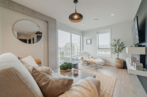 Penthouse Perfection - 2BR Elegance on Worcester St